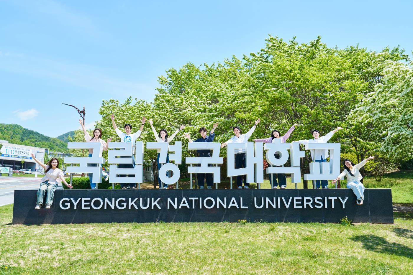 정문 학생컷.jpg