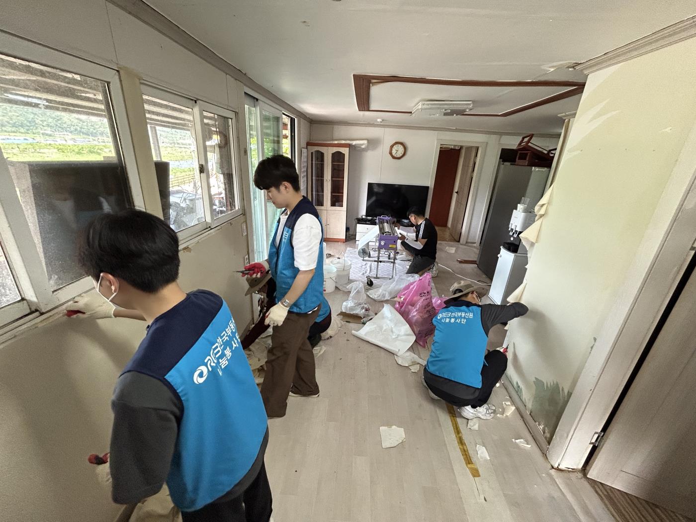 한국부동산원 안동지사 행복홈 봉사활동 (3).jpg