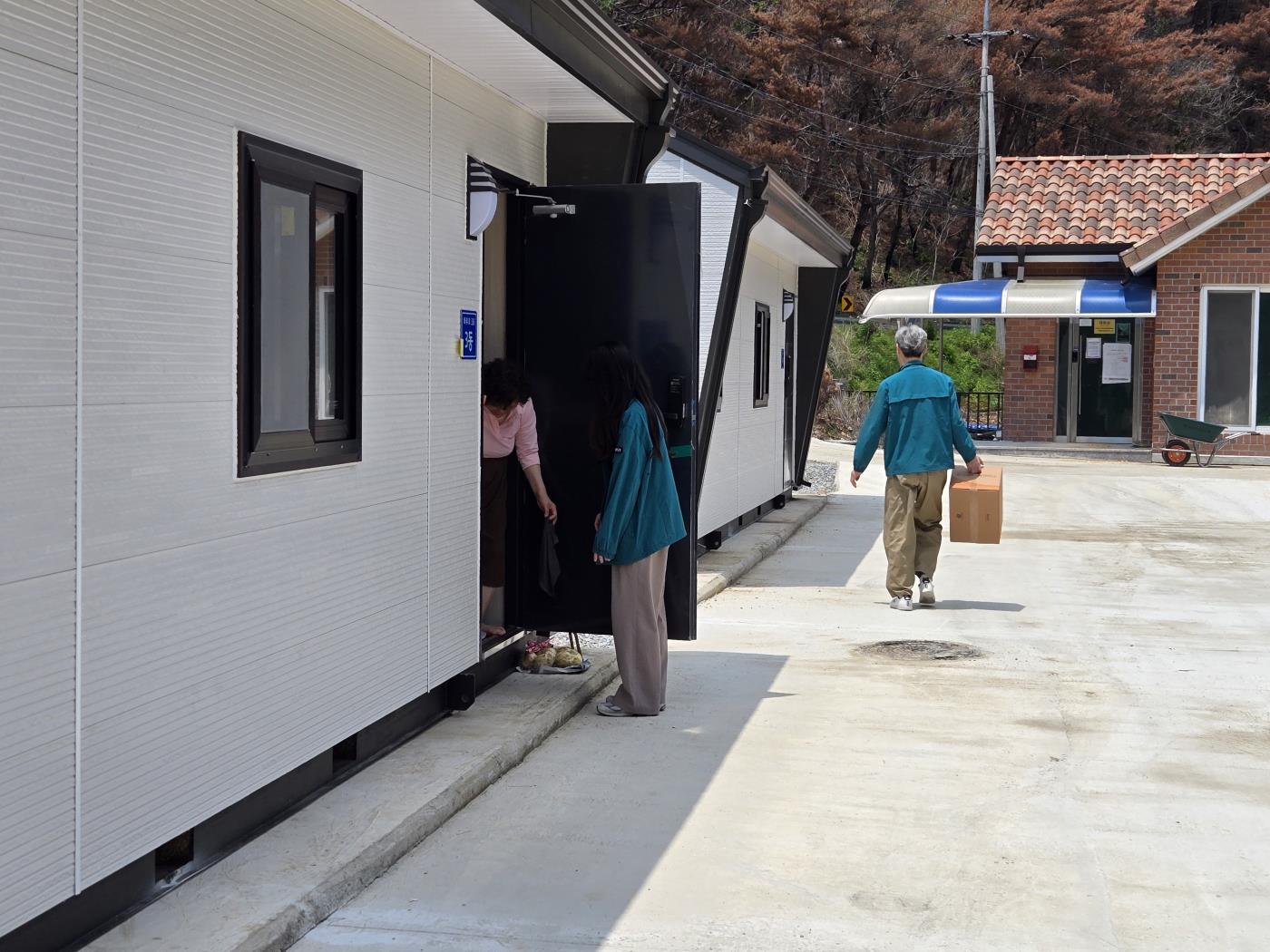 4-3 사진(영양군, 산불 이재민을 위한 감염병 예방 꾸러미 지원).jpg